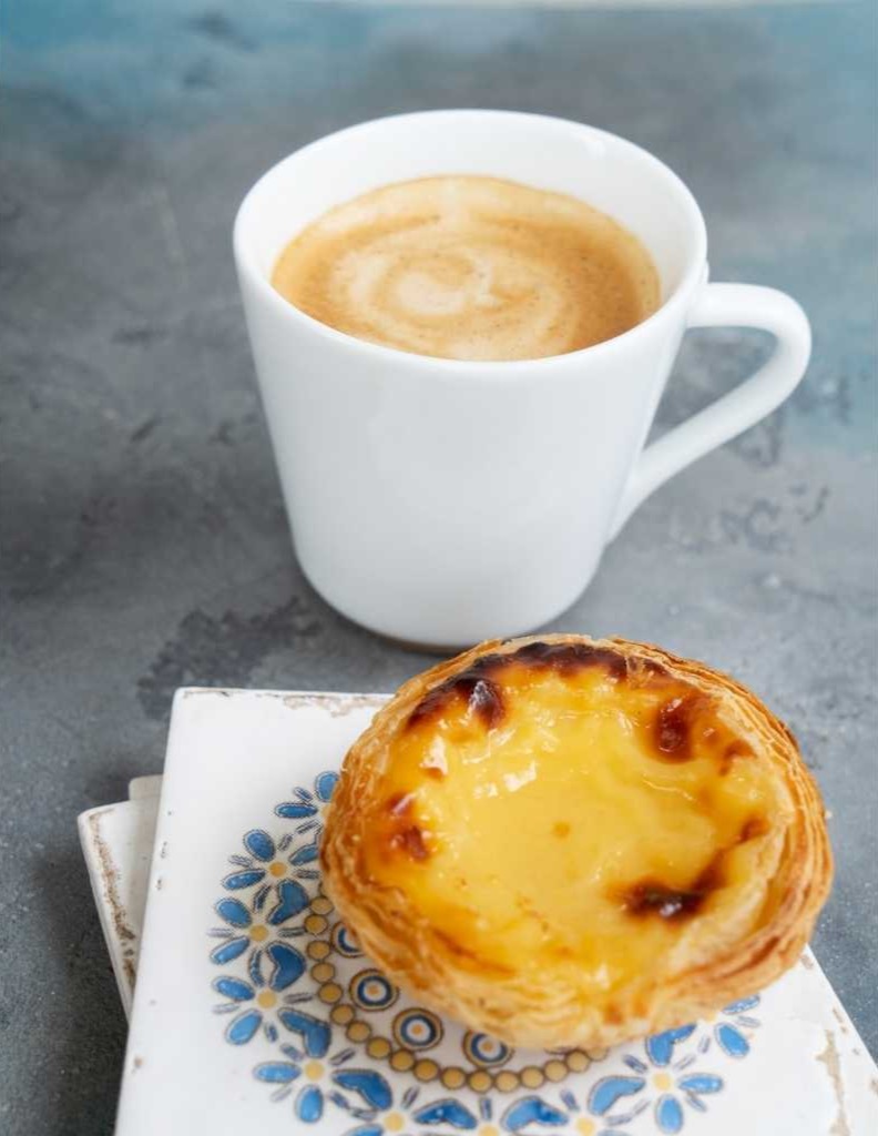 Coffee and a tart in Porto